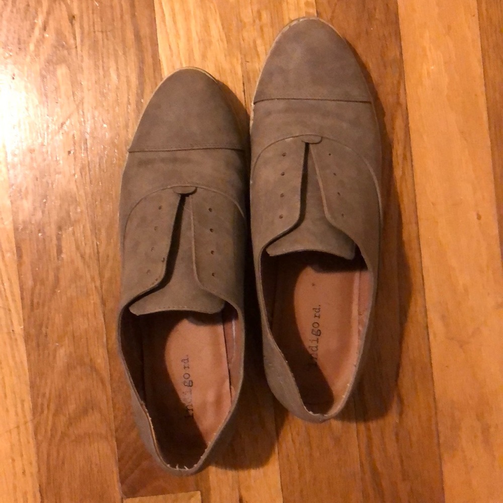 Cute Indigo Rd flats, tan suede, women’s size 9